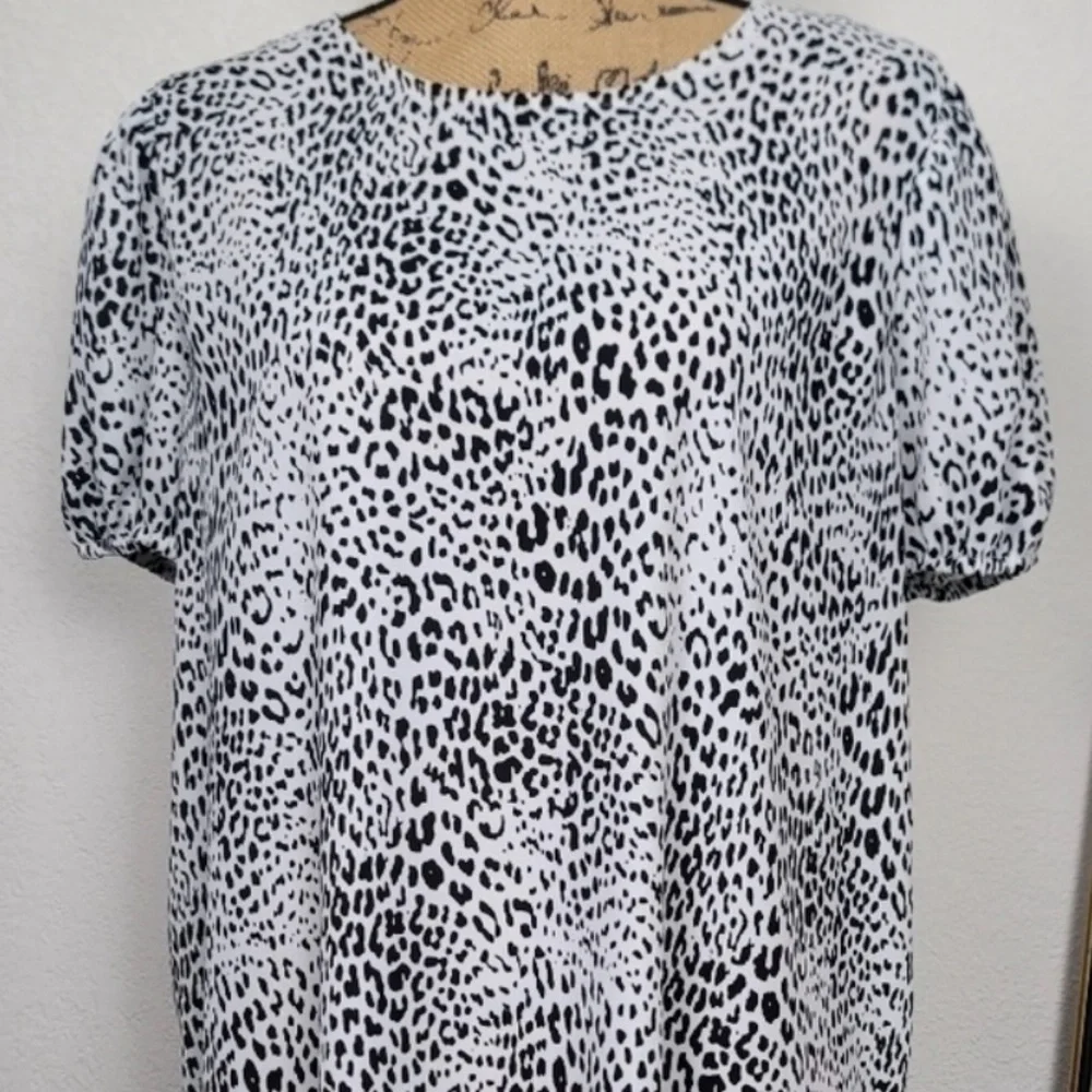 Worthington black and white leopard blouse 🖤 - Picture 6 of 9